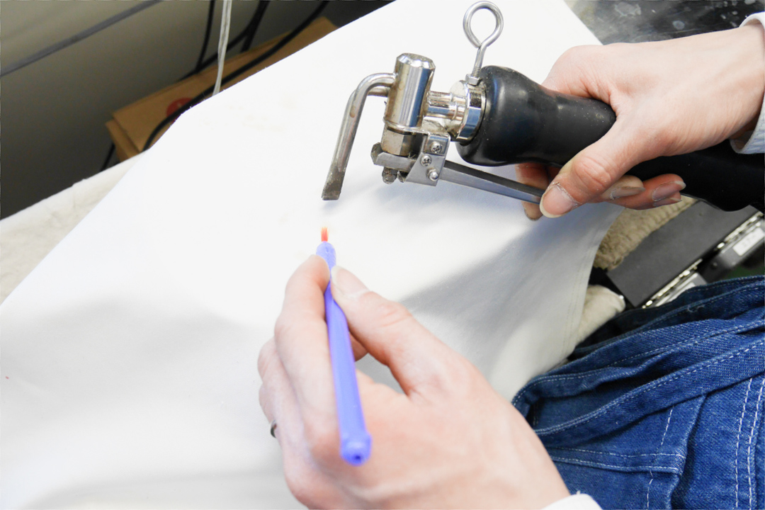 素材に合わせた、丁寧なシミ抜き。